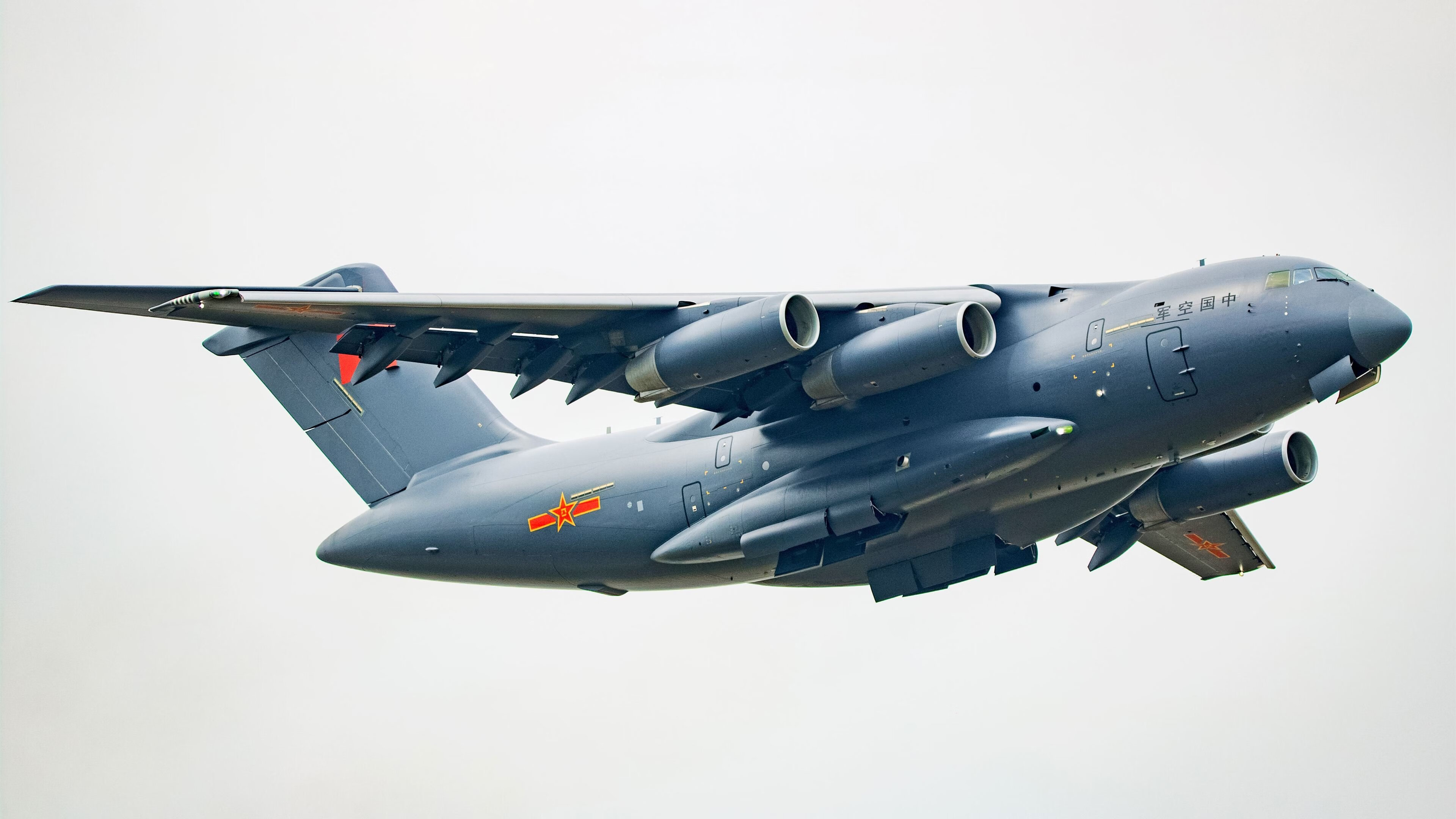 开云·体育官网APP下载-詹姆斯突破上篮湖人再度问鼎榜首，詹姆斯顶人上篮